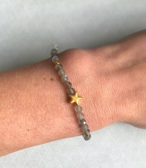 Armbandje met labradoriet en mat vergulde kralen