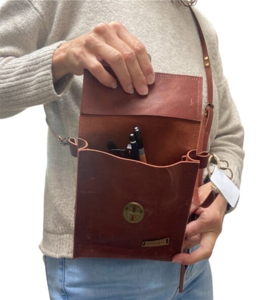 Stoere kleine heup/schoudertas gemaakt van cognac kleurige vinted lerenjas.