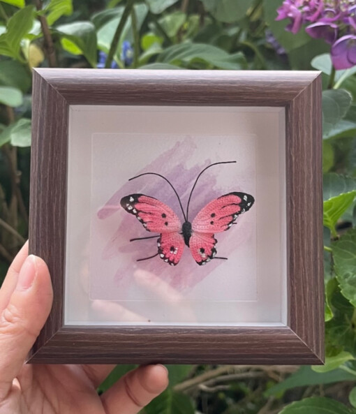 Ingelijste Micro Gehaakte Vlinder – Roze – Handgemaakte Textielkunst op Aquarel Achtergrond