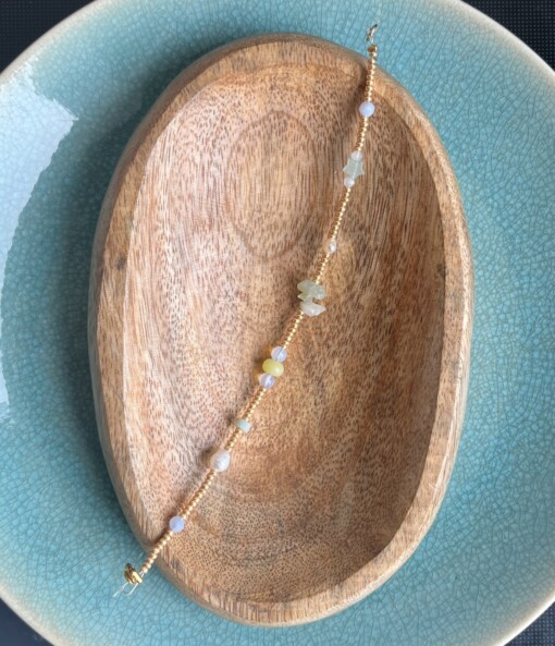Kralenarmband met halfedelstenen in pasteltinten