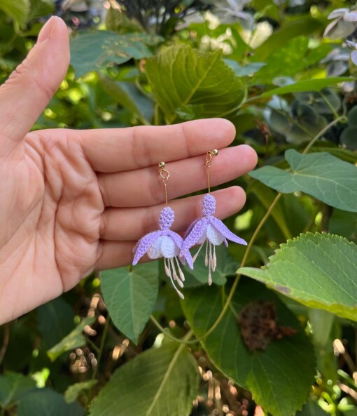 Micro gehaakte fuchsia oorbellen – handgemaakt, hypoallergeen