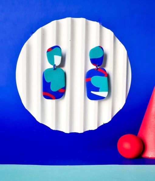 Kleurrijke, handgemaakte oorbellen in klein blauw, mint en rood. Lichtgewicht, organische vorm, dopamine statement Memphis Polymeerklei oorbellen