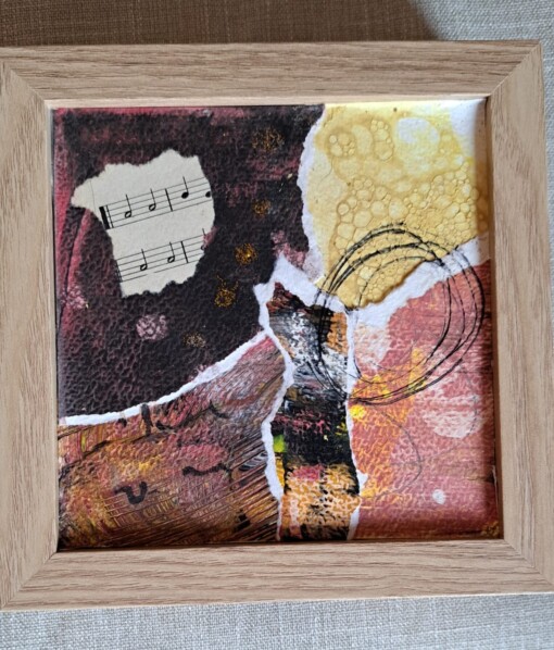 Kleine collage met geverfd papier op houten spaarpotje, acrylverf kleurstelling  rood geelzwart wit