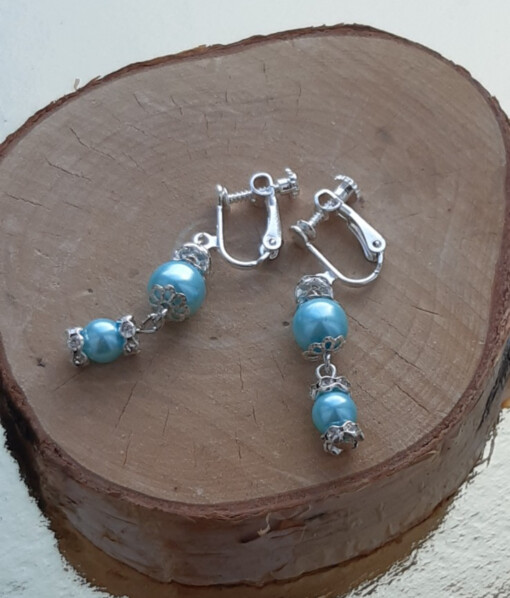 Unieke oorbellen: Blauw met goud/zilver studs: Handgemaakt met glazen kralen