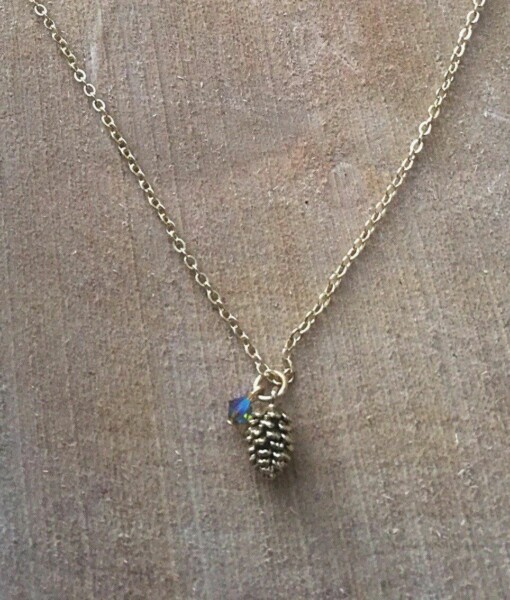 Vergulde ketting met dennenappel-bedeltje en Swarovski kraaltje