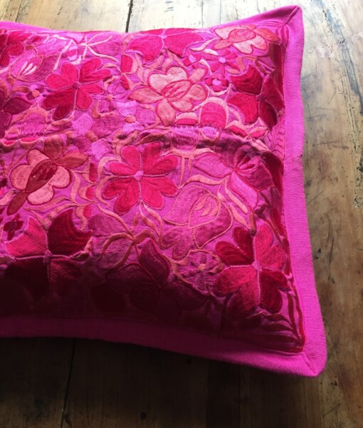 Licht roze mexicaanse kussenhoes uit de Chiapas regio.