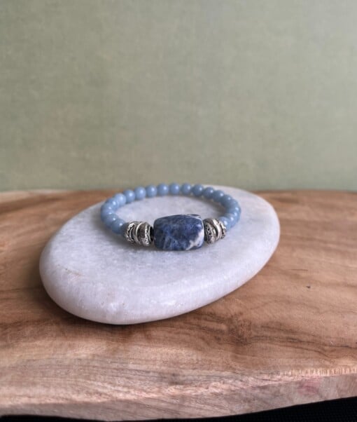 Elastische armband met kralen van angeliet en sodaliet