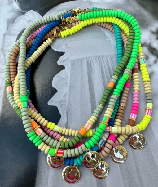Trendy ketting met smiley bedel handmade