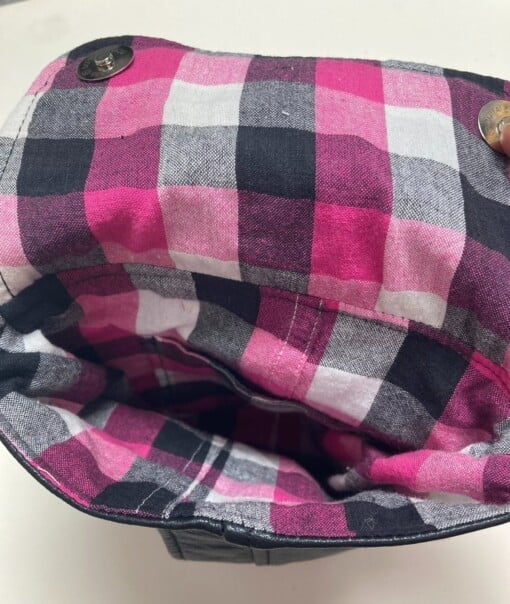 Stoere kleine compact en soepel schoudertasje. van zwart hergebruikt leer te gebruiken als heuptasje.