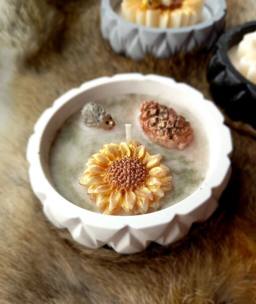 Kaarsje met zonnebloem, egeltje en dennenappel