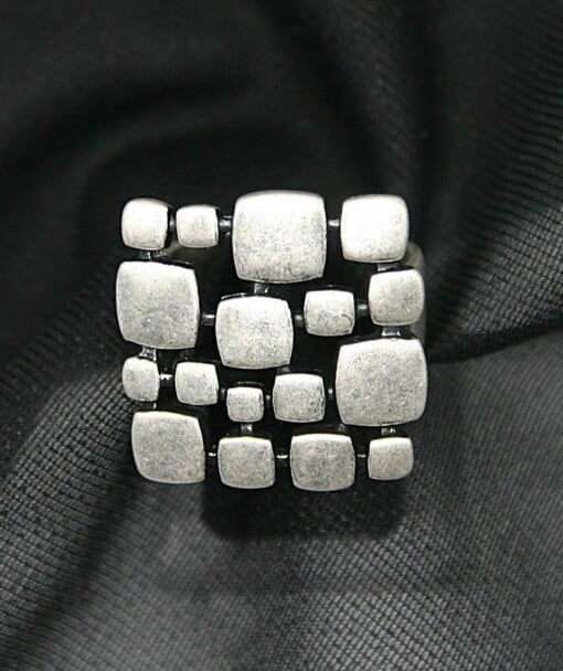 Squarred : licht geborstelde zilverkleurige ring