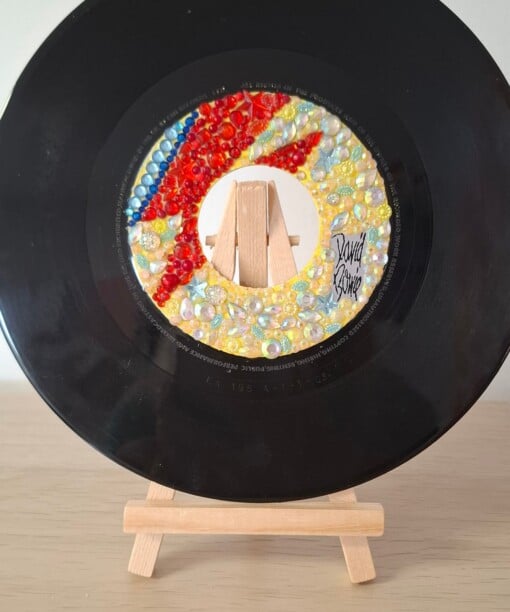Kunst van vinyl: versierde LP 'Lightning'