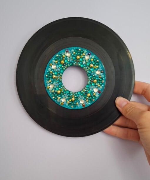 Kunst van vinyl: versierde LP 'Bright Green Eyes'