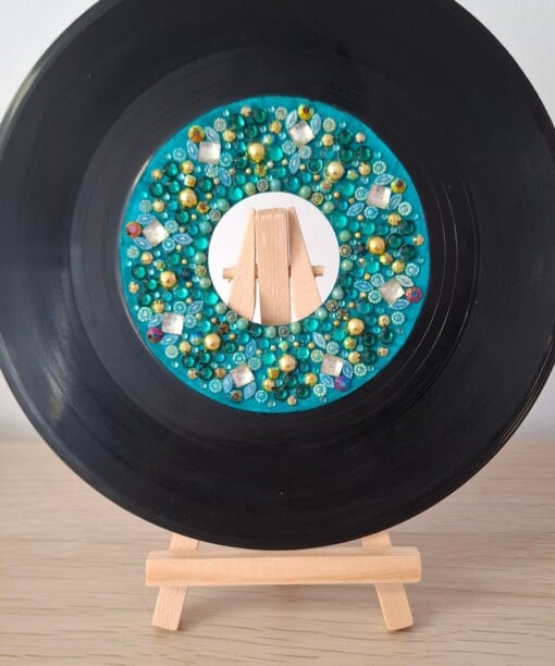 Kunst van vinyl: versierde LP 'Bright Green Eyes'