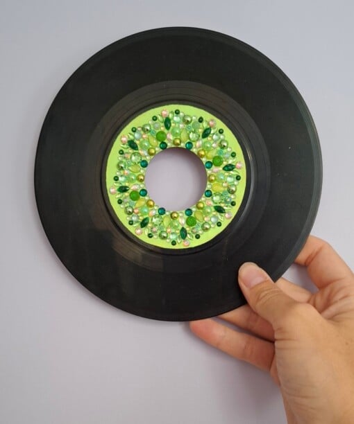 Kunst van vinyl: versierde LP 'Butterflies'