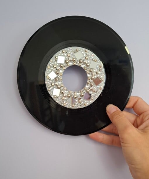 Kunst van vinyl: versierde LP 'Mirror magic'