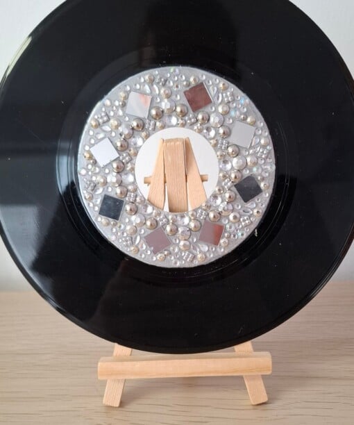 Kunst van vinyl: versierde LP 'Mirror magic'
