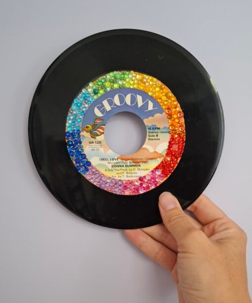 Kunst van vinyl: versierde LP 'Over the rainbow'