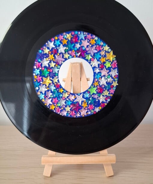 Kunst van vinyl: versierde LP 'Sky full of stars'