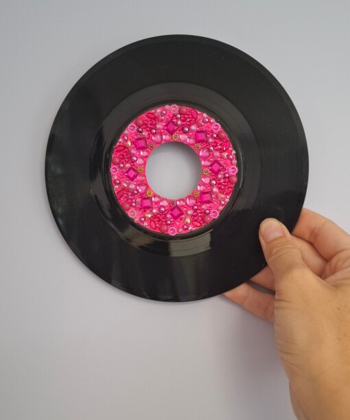 Kunst van vinyl: versierde LP 'Barbielicious'