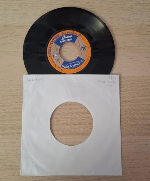 Kunst van vinyl: versierde LP 'Barbielicious'