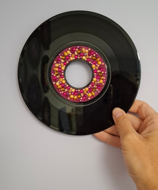 Kunst van vinyl: versierde LP 'Golden Voice'