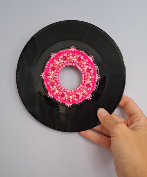 Kunst van vinyl: versierde LP 'Perfectly Pink'