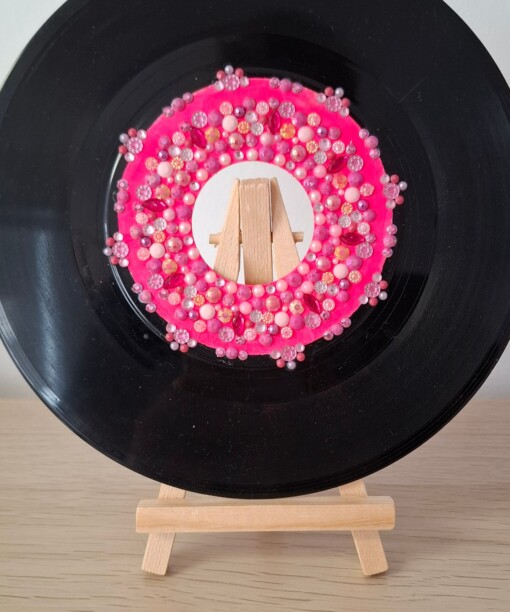 Kunst van vinyl: versierde LP 'Perfectly Pink'
