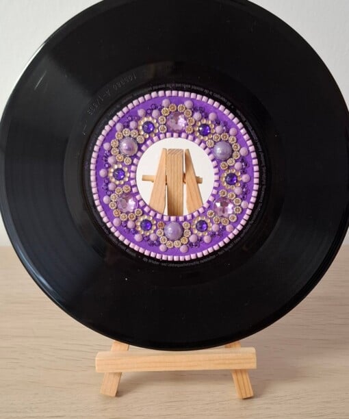 Kunst van vinyl: versierde LP 'Purple Lace'