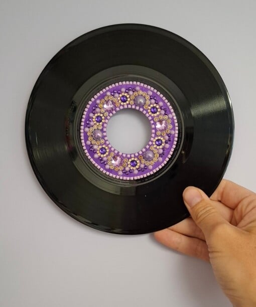 Kunst van vinyl: versierde LP 'Purple Lace'