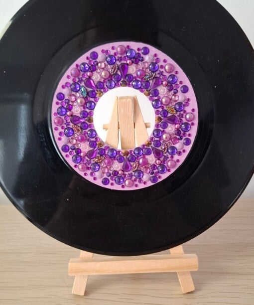 Kunst van vinyl: versierde LP 'Sunset Skies'