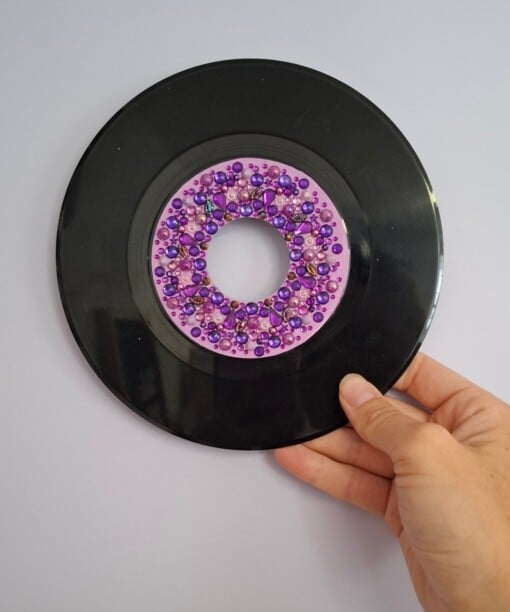 Kunst van vinyl: versierde LP 'Sunset Skies'