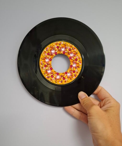 Kunst van vinyl: versierde LP 'Sunday Sunrise'