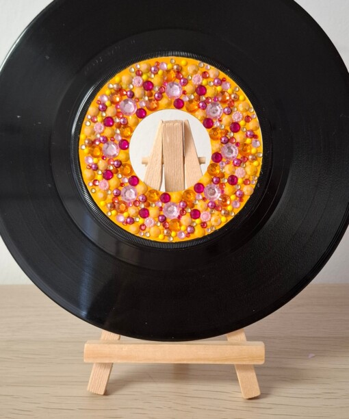 Kunst van vinyl: versierde LP 'Sunday Sunrise'