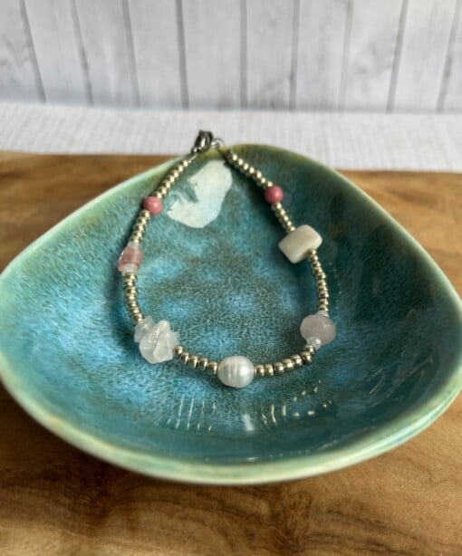Kralenarmband met halfedelstenen in roze- en wittinten
