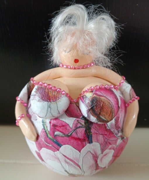 Punkblond dik dametje,lady in pink,handgemaakt en uniek,14 cm,mixed media