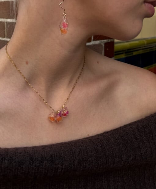 Kristalvormige Cluster Ketting met Echte Bloemen uit Utrecht (The Blossom Chapter)