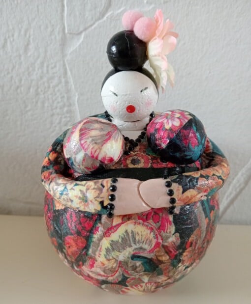 Schattig chinees dik dametje,handgemaakt en uniek,14 cm,mixed media