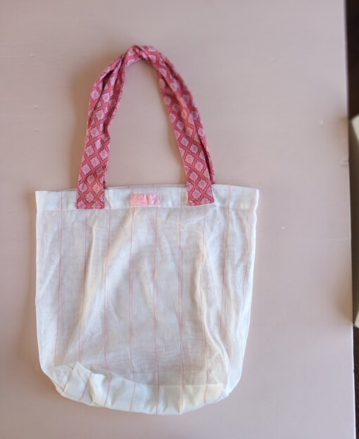 Duurzame tas van upcycled stof – lichtgewicht boho shopper met roze print