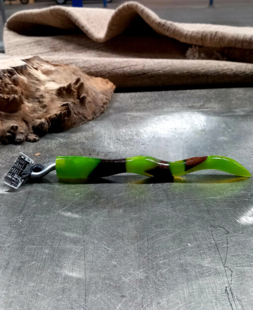 Scheermes houder van walnoot en epoxy Groen