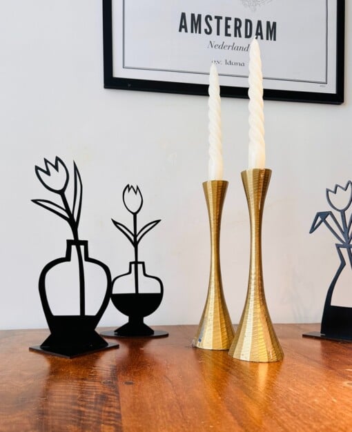 Tulpje in vaas – grafisch houten bloemenobject | Decoratief en eigenwijs tulpje, souvenir holland,