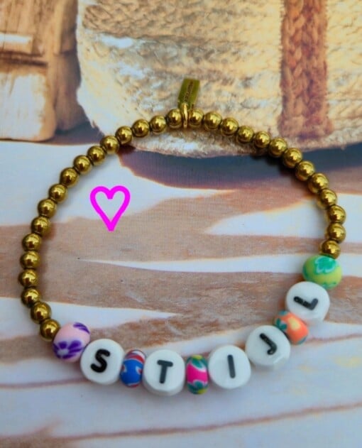 Armbanden van hematie goud kralen +woordjes