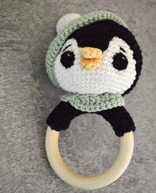 Rammelaar Pinguin, gehaakt in katoen, houten ring 7cm diameter, geschikt voor kinderen onder de 3jaar.