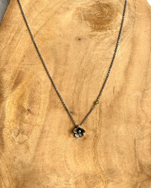 Verzilverde ketting met bloemetje en peridoot kraaltje