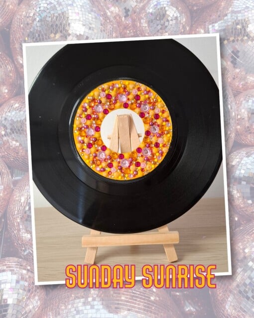 Kunst van vinyl: versierde LP 'Sunday Sunrise'