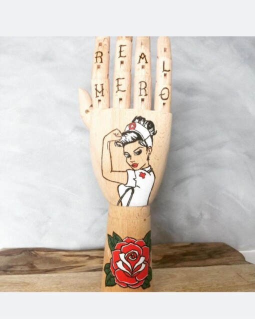 Kunst houten Tattoo hand nurse