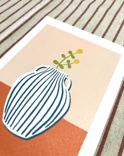 Delfts blauwe vaas kunstkaart – elegante bloemenillustratie | A6 print 10x15 cm