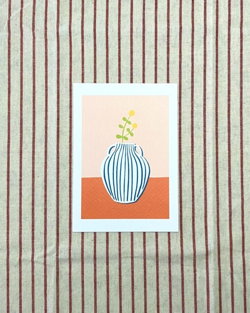 Delfts blauwe vaas kunstkaart – elegante bloemenillustratie | A6 print 10x15 cm