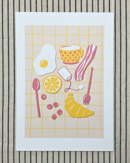 Ontbijt op bed kunstprint – vrolijke food illustratie in zachte kleuren | A4 poster 21x30 cm