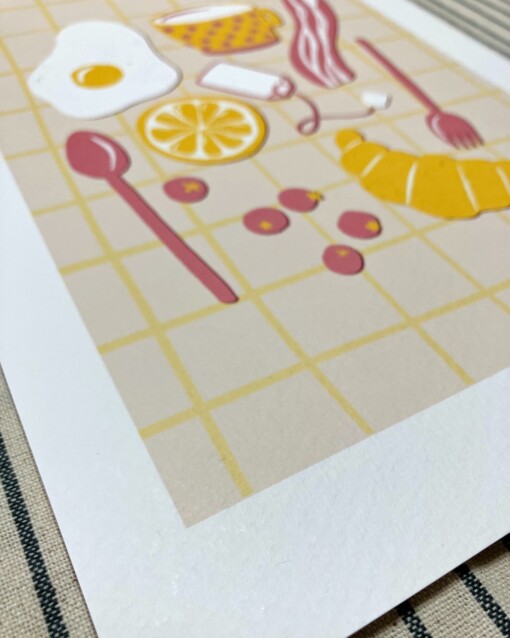 Ontbijt op bed kunstprint – vrolijke food illustratie in zachte kleuren | A4 poster 21x30 cm